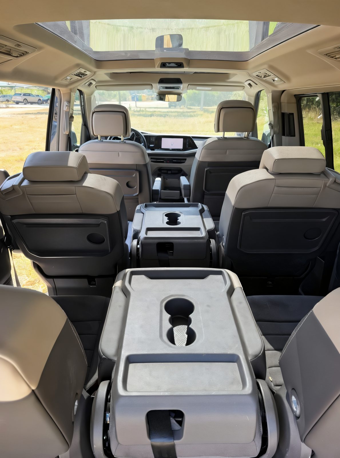 Middle row with cup holders