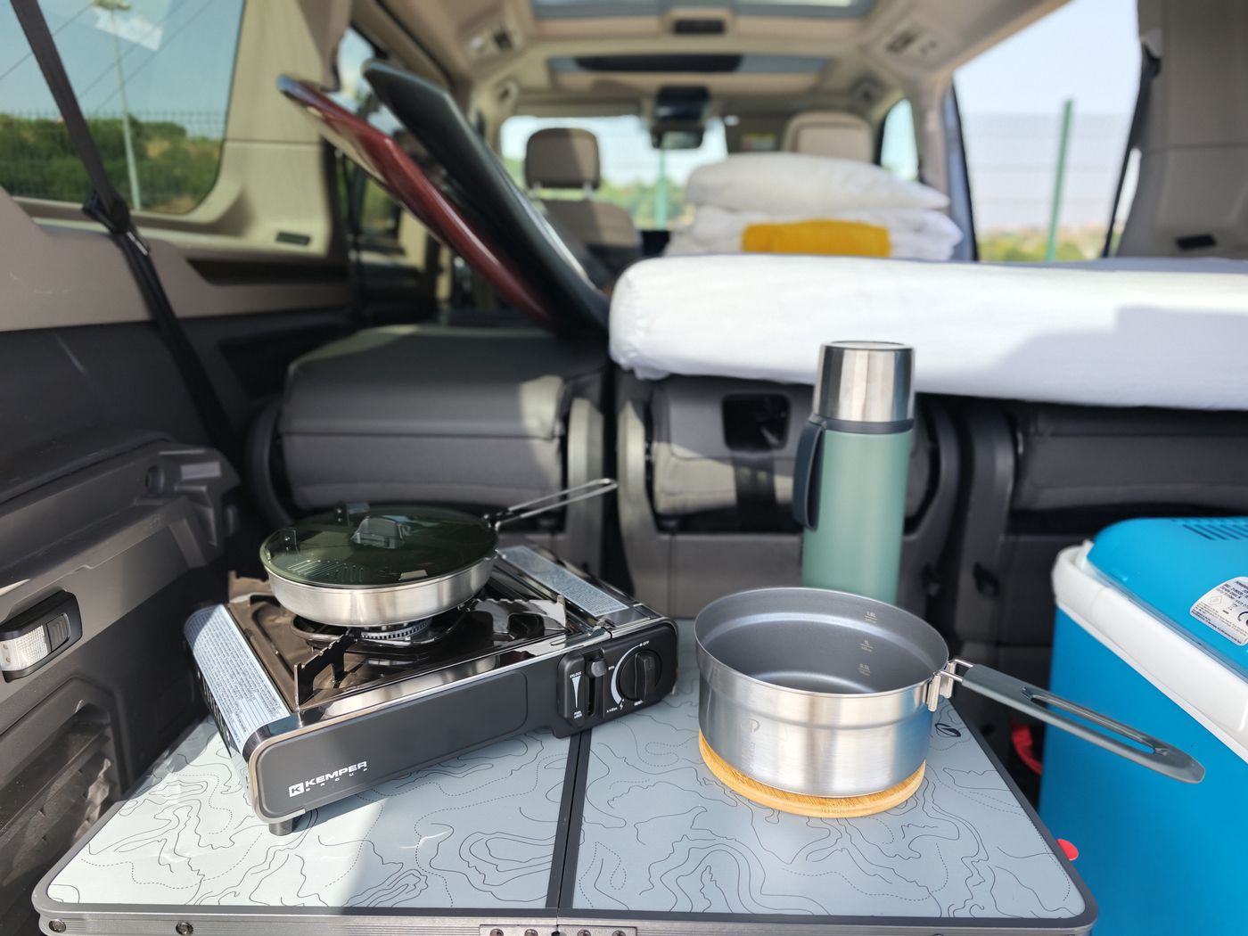 Kitchen kit — Campingaz stove, pots and thermos